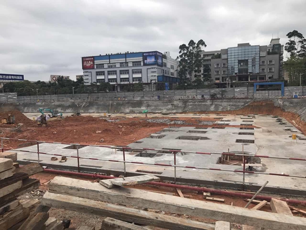 固力士 巨漢廣場(chǎng)